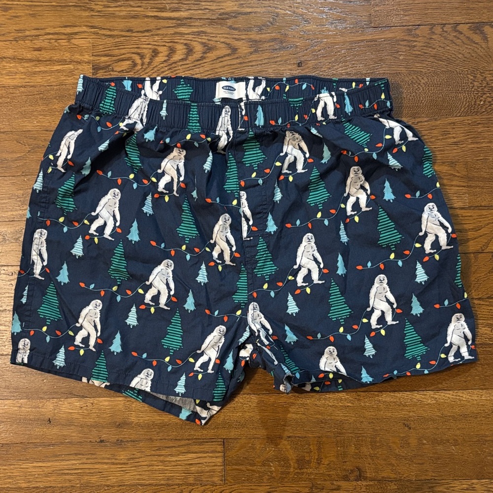 Old Navy Yeti Christmas Tree Women’s Shorts, Size Large